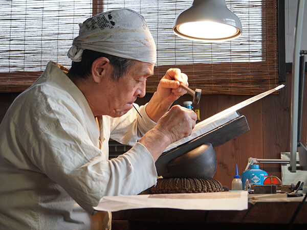 刀身彫刻を施す上林恒平刀匠