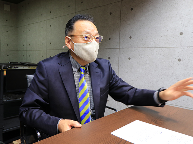 インタビューに応える館長・佐藤さん（提供：倉敷刀剣美術館）