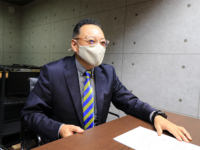 インタビューに応える館長・佐藤さん（提供：倉敷刀剣美術館）