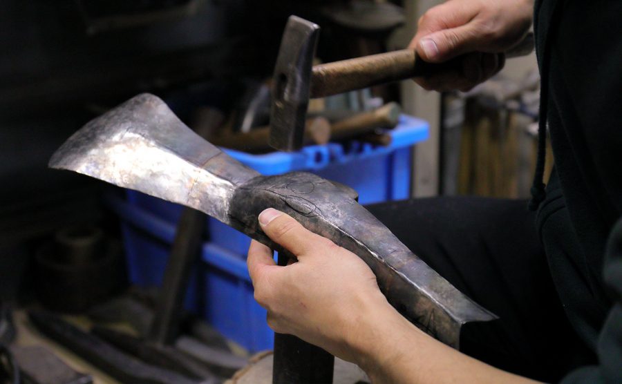 鍛金の作業 甲冑の臑当（すねあて）制作
