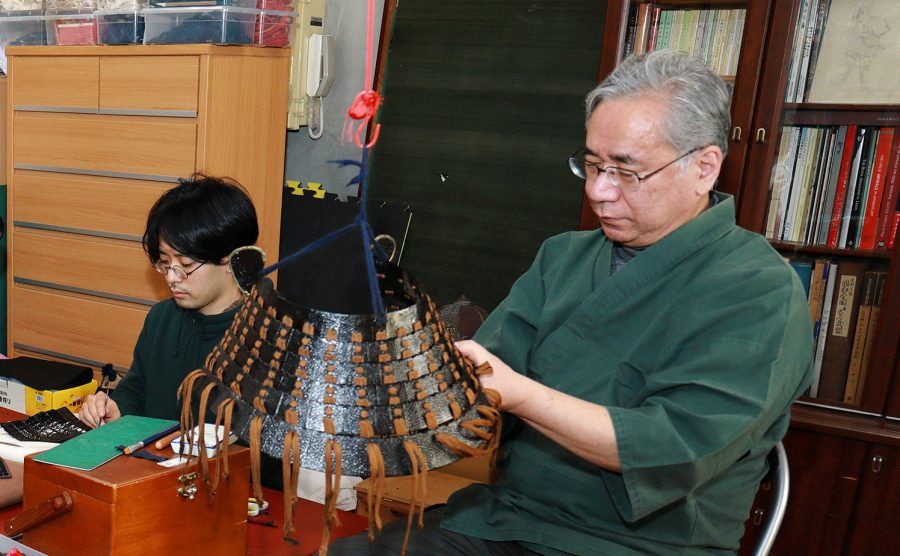 西岡甲房の作業風景（右から西岡文夫氏、大野思惟人氏）