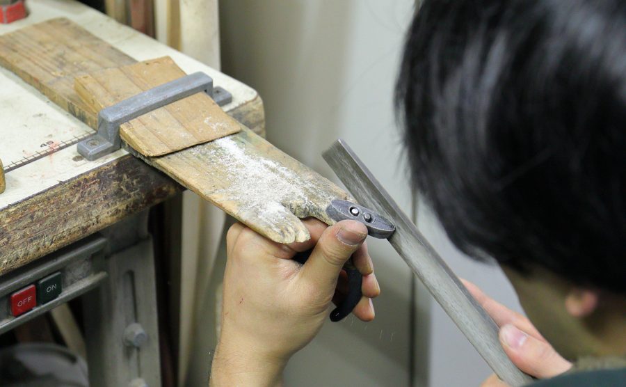 甲冑の装着に用いる「鞐」（こはぜ）を作る作業。材質は水牛の角。
