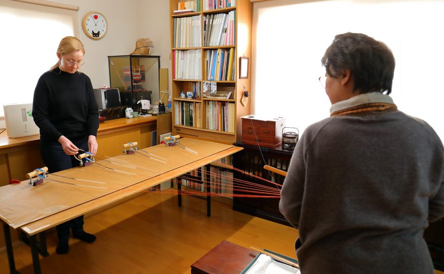 西岡千鶴先生（右）と笠井洋介さんの妻・レーナさん（左）