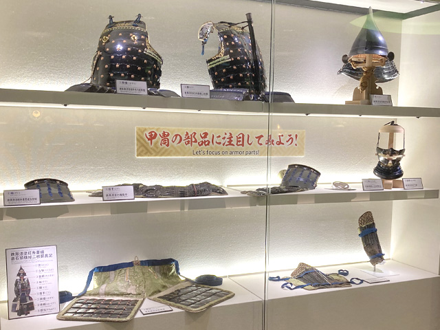 鉄黒漆塗紅糸菱綴碁石頭横矧二枚胴具足の部品展示