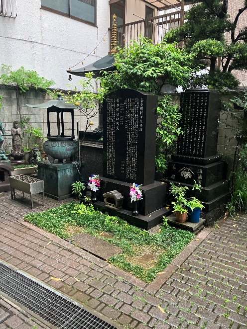 蔦屋重三郎墓碑